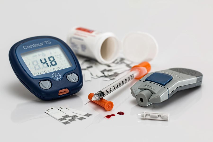 Para las personas con diabetes, medirse el nivel de glucosa en sangre en verano puede resultar una tarea frustrante.